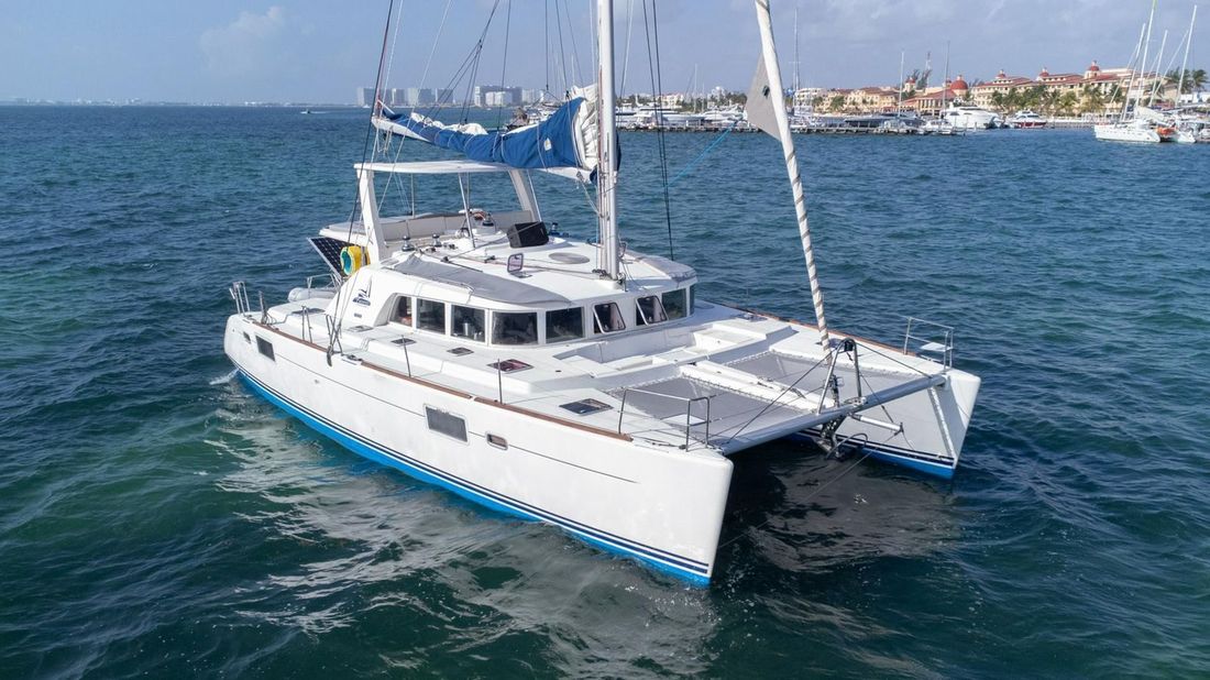 Noe Deluxe 50 ft sailing catamaran under sail near Isla Mujeres